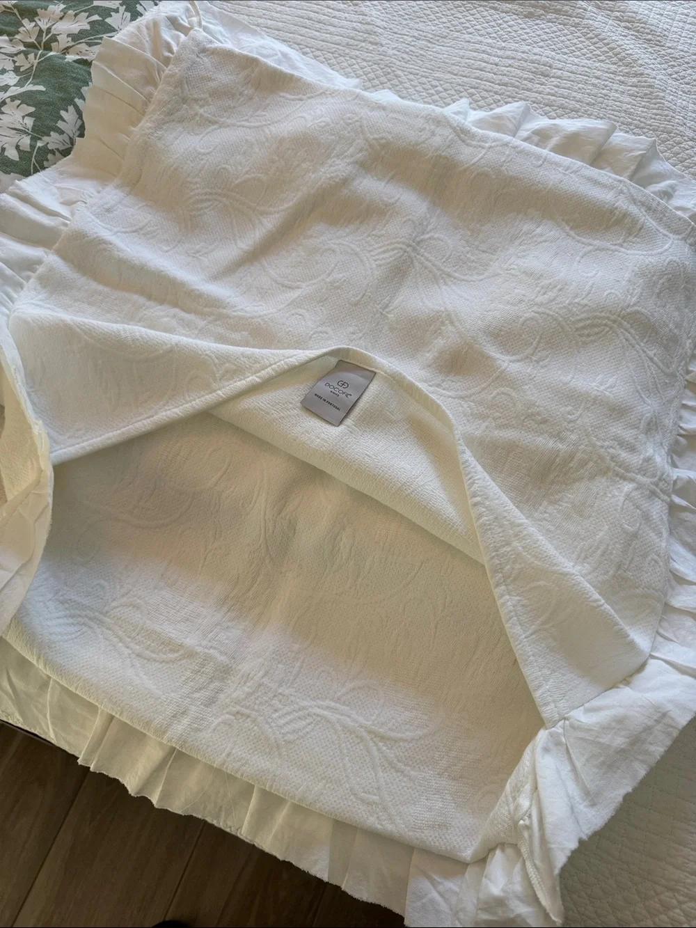 Docofil bright white king size Coverlet 100% cotton. W/ two pillow shams